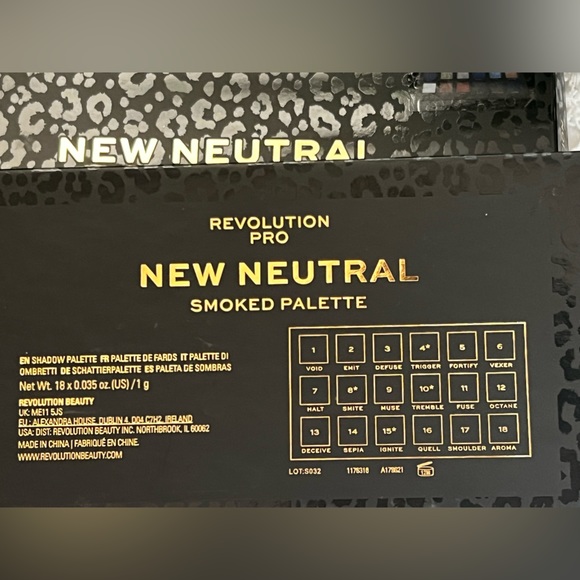 NIB Revolution Pro New Neutral Smoked Eyeshadow Palette- 18 Shades - Picture 3 of 3